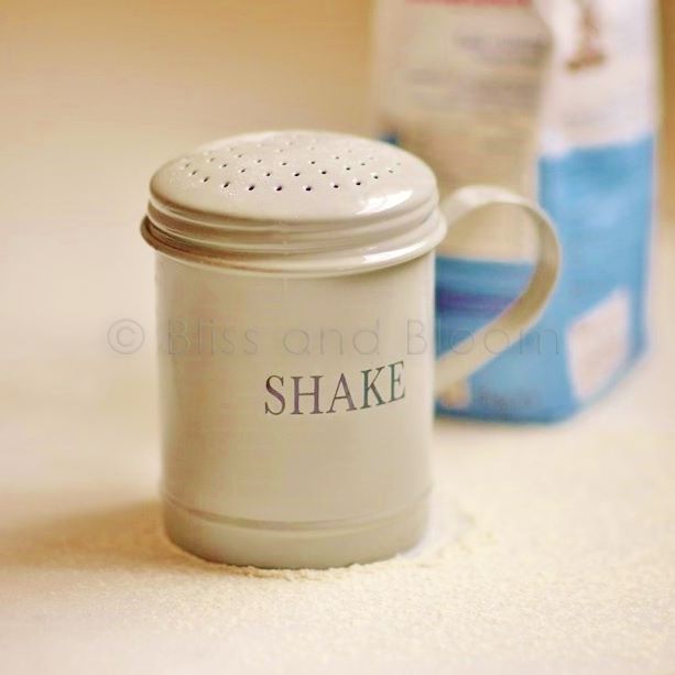 Flour shaker Clay Bliss and Bloom